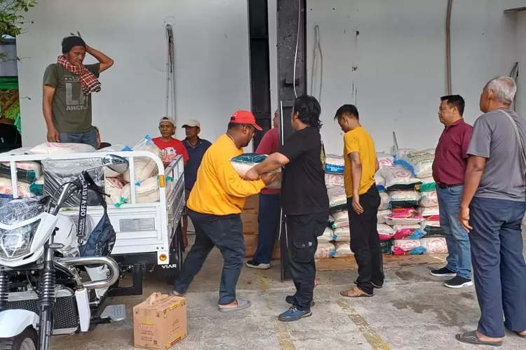 Kegiatan sosial berupa pembagian sembako oleh PT Naga Baladika Dragon BL08 bagi warga sekitar perusahaan di daerah Wonotingal, Semarang, belum lama ini. (dok.)