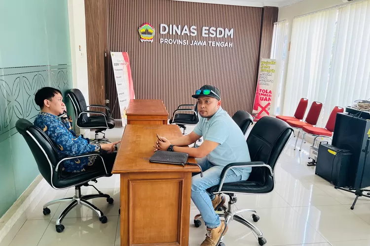 Perwakilan LBH Ansor Jateng saat mendatangi Dinas Energi dan Sumber Daya Mineral (ESDM) Provinsi Jawa Tengah.  (dokumen)