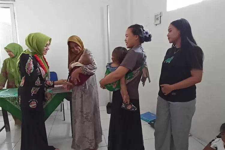 Ketua TP PKK Kendal Niken Larasati saat melaksanakan evaluasi di Desa Sriwulan Kecamatan Limbangan Kamis 02 Oktober 2025.  (edi prayitno/kontributor Kendal)