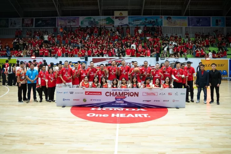 Perwakilan Main Dealer Astra Motor Jateng Estian Adivira Viriawan (paling kanan) berfoto bersama Juara Champion Honda DBL with Kopi Good Day Central Java Series Putra 2025 yaitu SMA Pelita Nusantara Kasih Surakarta 