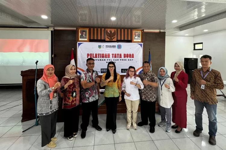 Bank Jateng Cabang Kudus berkolaborasi dengan Dinas Tenaga Kerja, Perindustrian, dan Koperasi UKM Kudus mengadakan pelatihan tata boga bagi para pedagang yang tergabung dalam Paguyuban Pedagang Car Free Day (CFD) Kudus. (Dok.)