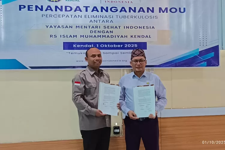 Ketua Yayasan Menteri Sehat Indonesia dan Direktur RSI Muhammadiyah Kendal &nbsp;menunjukkan nota kerja sama yang baru mereka tanda tangani.  (dokumen)