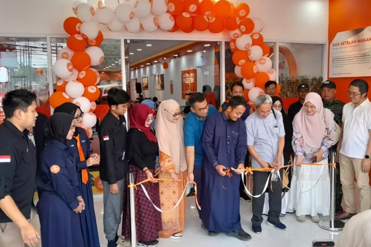 Pembukaan Almaz Fried Chicken Semarang resmi buka di Jalan Majapahit.  (Ayosemarang.com/ Audrian Firhannusa)