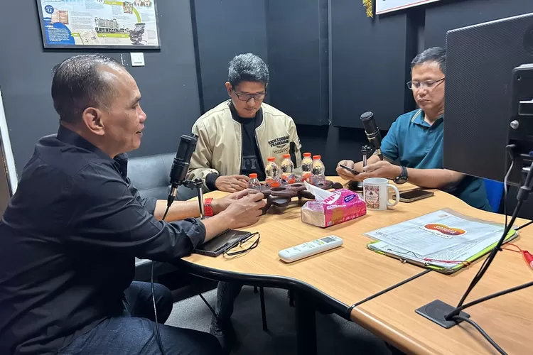 Ketua DPRD Jateng Sumanto saat menjadi narasumber Dialog Radio &ldquo;Hari Kesaktian Pancasila: Momentum Kuatkan Ideologi Bangsa&rdquo;. Acara berlangsung di Studio Radio Sonora Semarang, Jumat, 3 Oktober 2025. (Dok.)