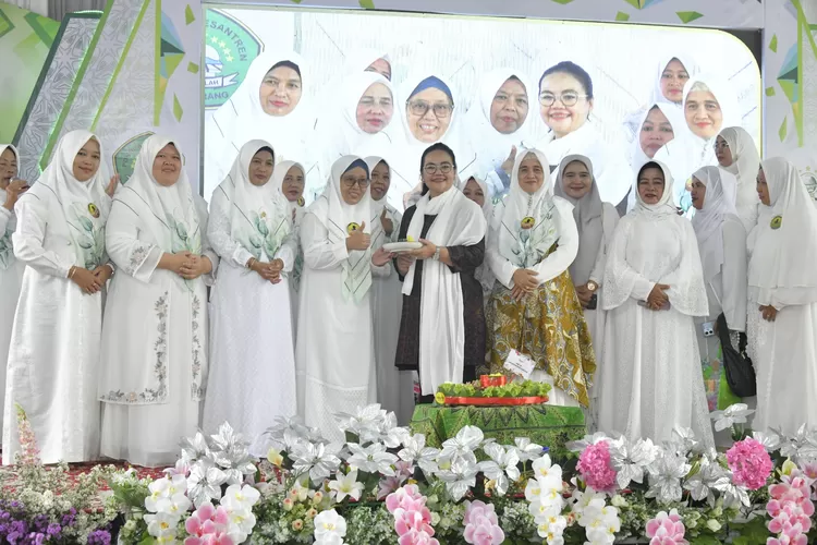Wali Kota Semarang, Agustina Wilujeng  saat menghadiri Pengajian Majelis Dzikir dan Waosan Burdah Jagagawang Aswaja Kota Semarang di Pondok Pesantren Al Ishlah, Mangkang Kulon, Sabtu (4/10/2025). (Dok.)