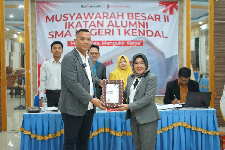 Ketua Ikasman1k terpilih menerima berkas acara pemilihan dalam musyawarah besar kedua.  (dokumen)