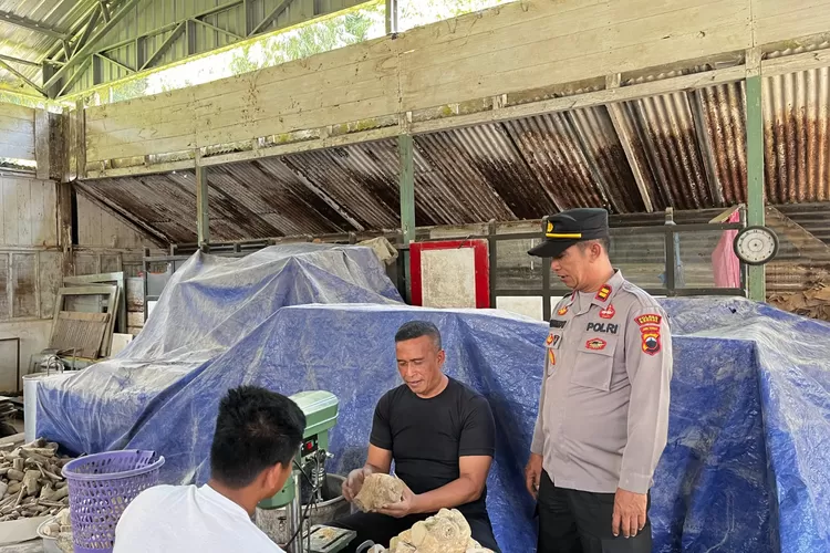 Kapolsek Plantungan saat mengunjungi Lapas Pemuda Plantungan.  (dokumen)