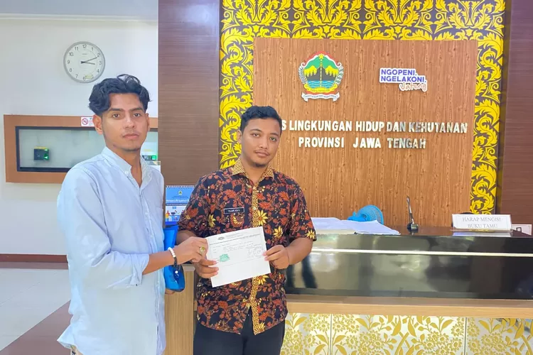 Anggota LBH Ansordi kantor dinas Lingkungan Hidup Propinsi Jawa Tengah.  (dokumen)