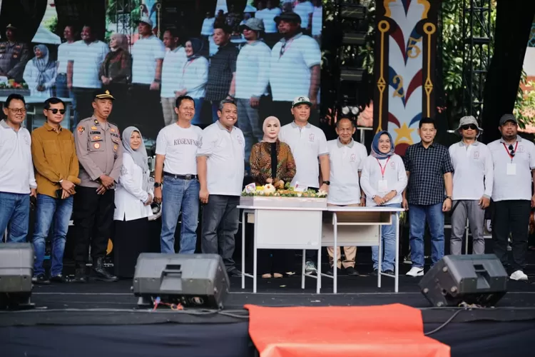 Bupati Kendal bersama alumni SMA Negeri 1 Kendal di acara Reuni Akbar.  (Dokumen)