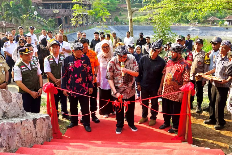 Mochamad Herviano Widyatama saat Peresmian bantuan pembangunan sarana dan prasarana pendukung pengembangan obyek wisata Embung Sebligo.  (dokumen)
