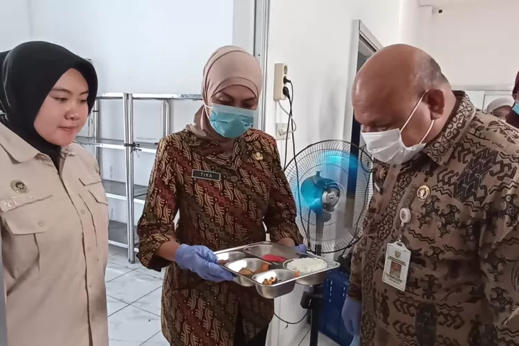 Bupati saat melihat menu makanan bergizi gratis di darpu SPPG Ponpes Al Fadllu 2 Srogo Brangsong.  (edi prayitno/kontributor kendal)