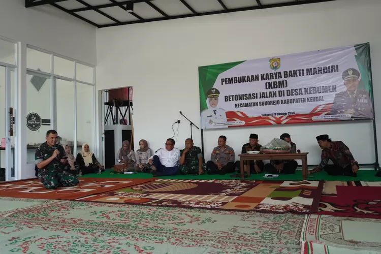 Karya Bakti Mandiri di Desa Kebumen sinergi Kodim Kendal dan Pemkab Kendal.  (dokumen)