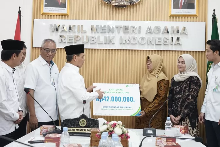 Wamenag Serahkan Santunan untuk Keluarga Petugas Haji yang Wafat Setelah Bertugas