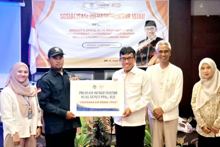 Anggoata DPR RI menyerahkan bantuan disela-sela Sosialisasi Infrastruktur Hijau.  (dokumen)