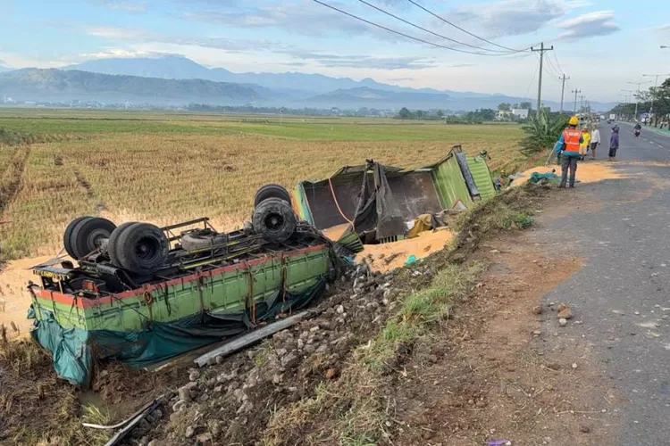Kondisi truk gandeng yang terjun dan terguling di sawah di Jalan Lingkar Weleri.  (dokumen)