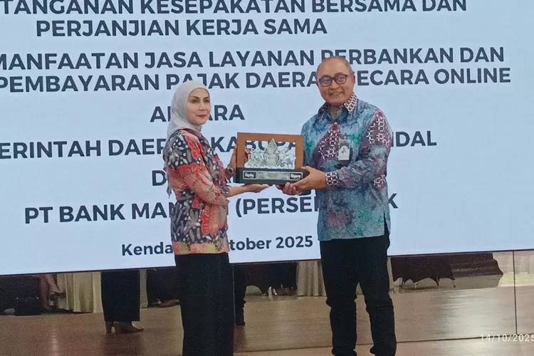 Bupati Kendal dan Regional CEO Region VII/Jawa 2 menandatangani nota kesepahaman pemanfaatan layanan Bank Mandiri untuk pembayaran pajak,  (dokumen)