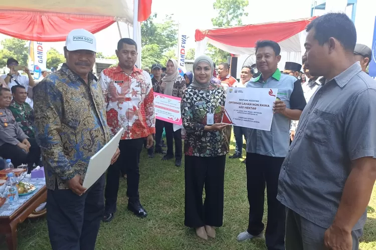 Bupati Kendal menyerahkan bantuan dalam peringatan&nbsp; Hari Pangan Sedunia dan Hari Tani Nasional Tahun 2025 .  (edi prayitno/kontributor kendal)