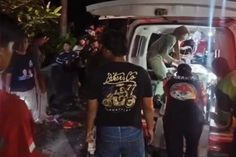 Petugas saat mengevakuasi korban kecelakaan di Turunan Sigar Bencah Semarang. (InfoKejadianSemarang)