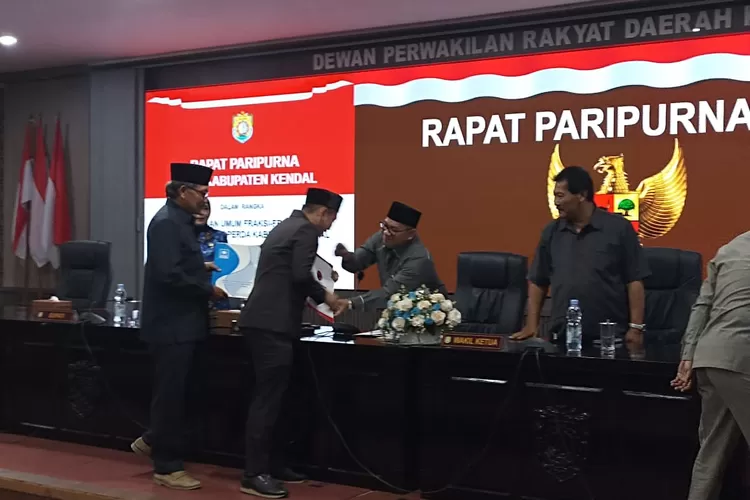 Pandangan umum fraksi DPRD Kendal terpaksa diserahkan tidak dibacakan.  (Edi prayitno/kontributor kendal)