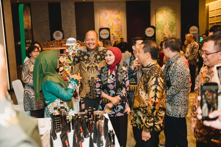 Bupati Kendal bersama tamu undangan melihat produk UMKM Kendal di ajang KEK Kendal and Central Java Future Forum 2025.  (dokumen)