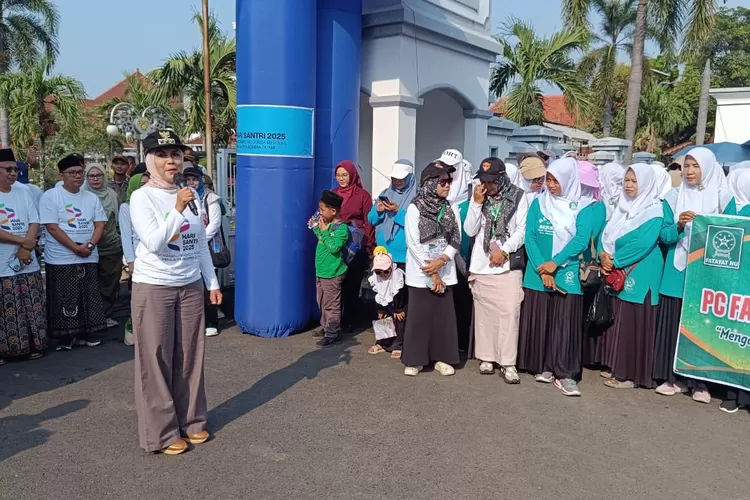Bupati Kendal melepas jalans sehat santri dari alun-alun Kendal Minggu 19 oktober 2025.  (dokumen)