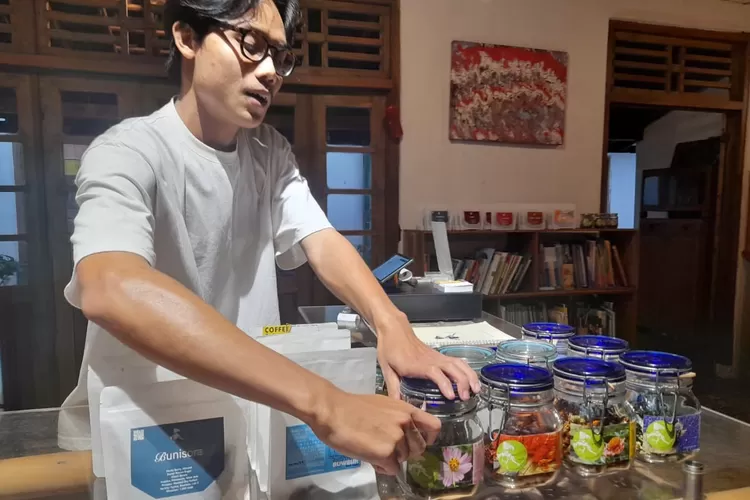 Andrian dan racikan bahan teh tisane dari kebun Cagar Pangan. (Dok Retno Manuhoro.)