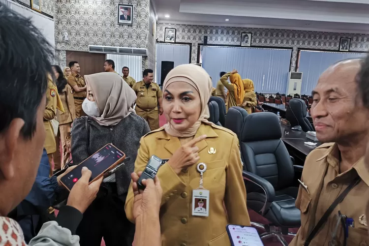 bupati kendal memberikan keterangan usai rapat paripurna DPRD kendal (edi prayitno/kontributor kendal)