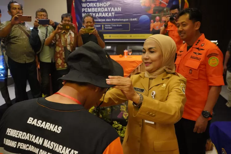 Bupati Kendal didampingi Kepala Basarnas Kantor SAR Semarang membuka Workshop Pemberdayaan Masyarakat.  (edi prayitno/kontributor kendal)