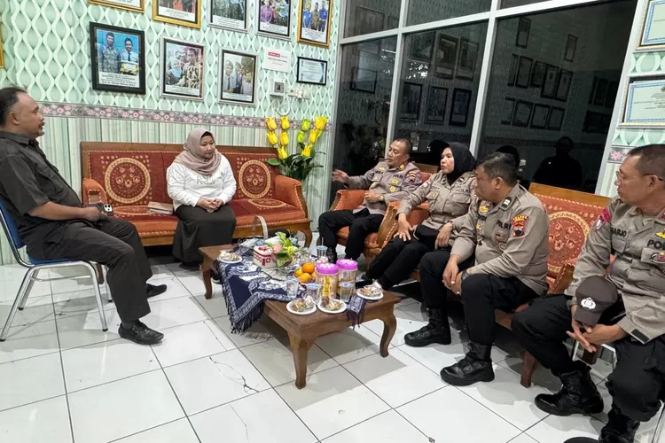 Anggota kepolisian memberikan arahan kepada sekolah untuk menjadikan damai disekolah cegah pelajar ikut unjuk rasa.  (dokumen)