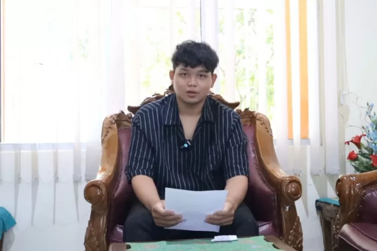 Video klarifikasi dan permintaan maaf Chiko Radityatama Agung penyebar video editan AI Skandal Smanse. (Instagram/sman11semarang.official)