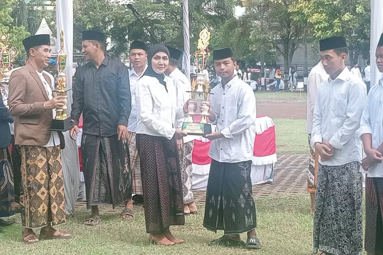 bupati kendal memberikan penghargaan kepada santri.  (edi prayitno/kontributor kendal)