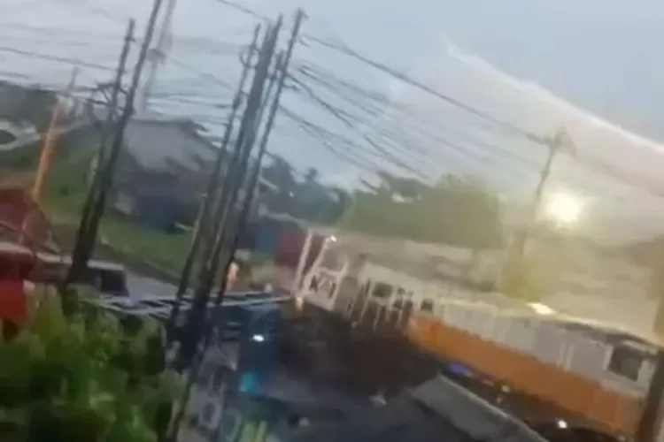 Kecelakaan truk trailer ditabrak kereta di perlintasan Kaligawe Semarang. (Instagram/infojatengterupdate)