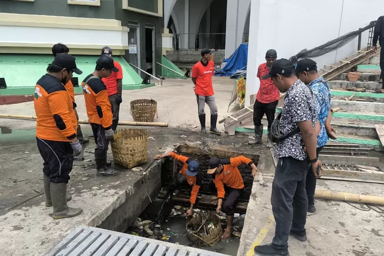 Pembersihan sampah di bawah jembatan Masjid Agung Kendal oleh petugas DLH Kendal.  (edi prayitno/kontributor kendal)