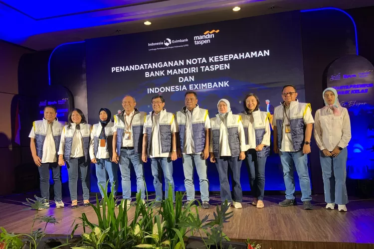 Plt Direktur Utama Bank Mandiri Taspen Maswar Purnama (depan, tengah) berfoto bersama Direktur Eksekutif Indonesia Exim Bank Sulaiman, Direktur Operasional PT Taspen Tribuna Phitera Djaja, dan Direktur Kepatuhan Bank Mandiri Taspen Resi Lora, usai melakukan penandatanganan nota kesepahaman. (dok.)
