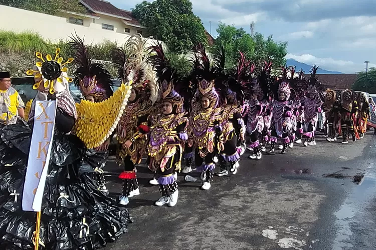 Pondok Pesantren Askhabul Kahfi dan Pondok Pesantren Roudlotul Muttaqin, Semarang, menggelar Kirab Kebangsaan dalam rangka memperingati Hari Santri Nasional 2025. (Dok.)