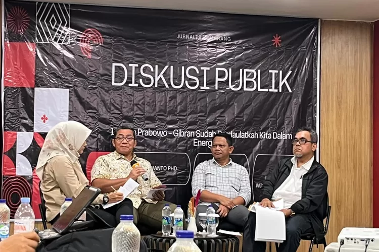 Dalam diskusi publik &ldquo;1 Tahun Prabowo-Gibran: Sudah Berdaulatkah Kita dalam Berenergi?&rdquo; di Semarang, Senin (27/10/2025), (arri widiarto.)