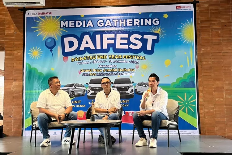 Jamilah (Kiri ke kanan) Andi Widyastono, Area Service Coordinator Astra Daihatsu Jateng-Bali; Bayu Aryana Putra, Operation Manager Karya Zirang Utama; dan Haryan Susanto, Brand Manager Astra Daihatsu Semarang; saat memberikan keterangan pers Program DAIFEST 2025, di Semarang.enin, 27 Oktober 2025. (dok.)