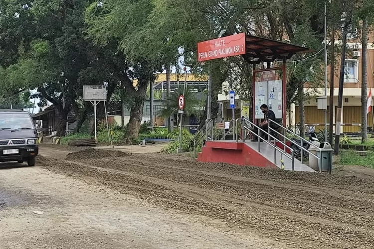 Halte Trans Jateng di depan kantor MWC NU Kaliwungu yang terdampak perbaikan jalan kaliwungu.  (edi prayitno/kontributor Kendal)