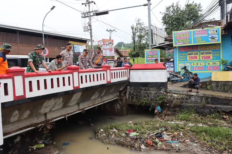 Fokompinda saat meninjau sungai Aji di Kaliwungu Selasa 28 oktober 2025.  (Edi prayitno/kontributor kendal)