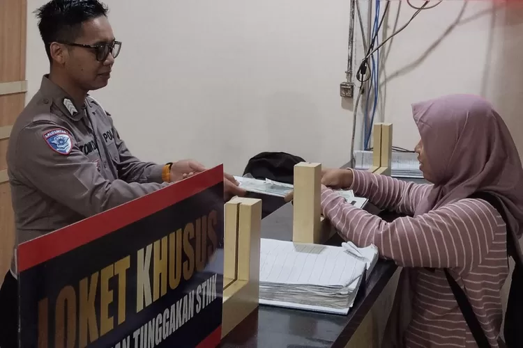 Kantor Samsat Kota Semarang I  menghadirkan suasana pelayanan berbeda: lebih cepat, efisien, sekaligus nyaman bagi masyarakat. (dok.)