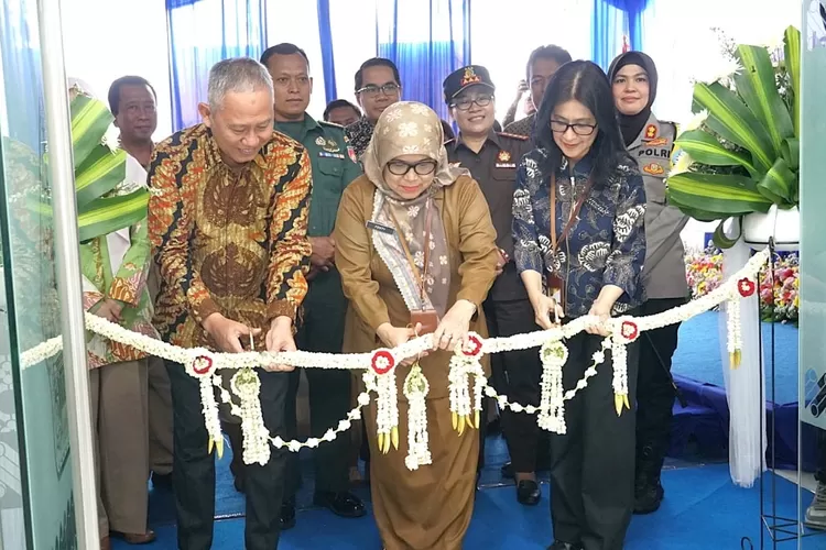 Prosesi pemotongan pita sebagai tanda diresmikannya Kantor Cabang Pembantu (KCP) Bank Jateng Bantul di Jl. Jenderal Sudirman No. 40, Bantul, Senin (27/10/2025) . (dok.)