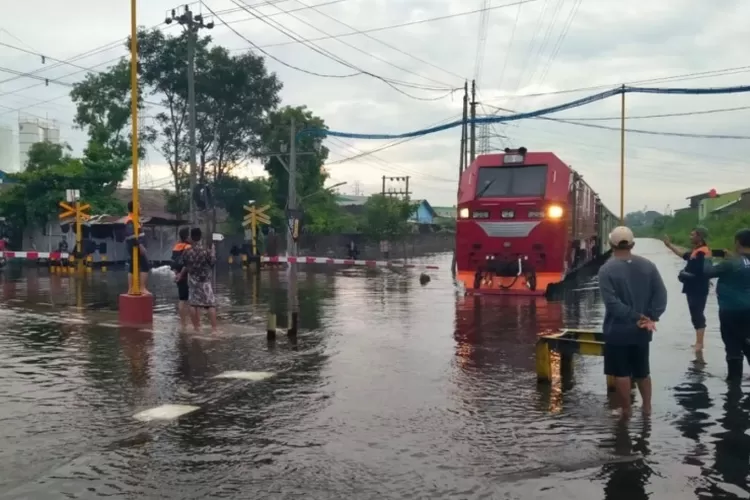 Rel kereta api yang tergenang banji di jalur hulu dan hilir antara Stasiun Alastua &ndash; Semarang Tawang.  (PT KAI)