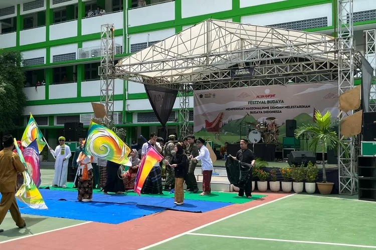 Pesta Budaya dalam rangka memperingati Hari Santri, Hari Sumpah Pemuda, serta Bulan Bahasa, di SMA Islam Sultan Agung 1 Semarang, Kamis (30/10/2025). (dok.)