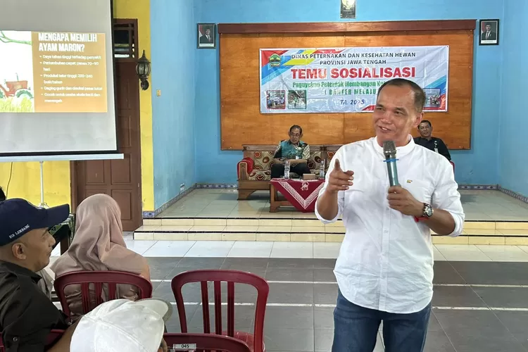 Ketua DPRD Jateng Sumanto menyerahkan bantuan ayam petelur ke warga Desa Kalijirak, Kecamatan Tasikmadu, Kabupaten Karanganyar, belum lama ini.  (dok.)