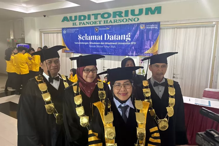 Rektor Universitas BPD Jateng, Prof Sri Tutie Rahayu bersama jajaran pimpinan di sela-sela acara wisuda, Kamis 30 Oktober 2025. (dok.)