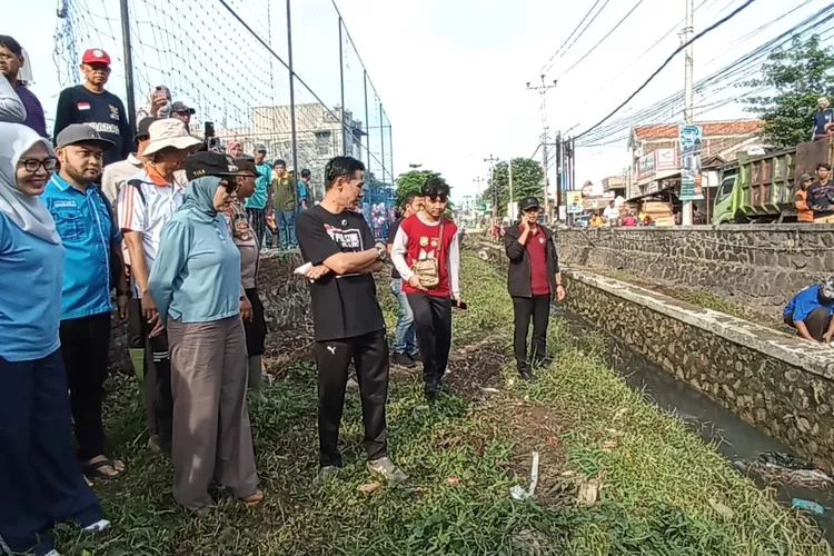 Bupati dan wakil bupati Kendal saat melihat kondisi Sungai Aji di Kaliwungu di kegiatan Bersatu Siaga di Desa Krajan Kulon Kaliwungu Jumat 31 oktober 2025.  (Edi prayitno/kontributor Kendal)