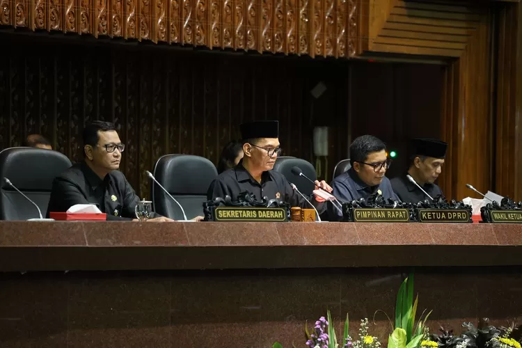 Ketua DPRD Jateng Sumanto memimpin Rapat Paripurna tersebut didampingi Wakil Ketua DPRD Mohammad Saleh dan Setya Arinugraha saat memimpin Rapat Paripurna. (dok.)