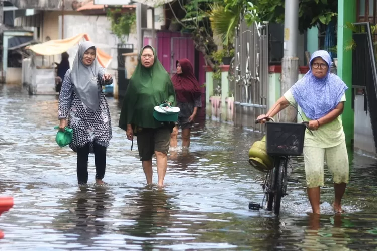Warga Kaligawe Semarang saat mencari Gas LPG. Gas LPG harganya ikut melonjak naik karena langka di tengah banjir Semarang. (Ayosemarang.com/ Audrian Firhannusa)