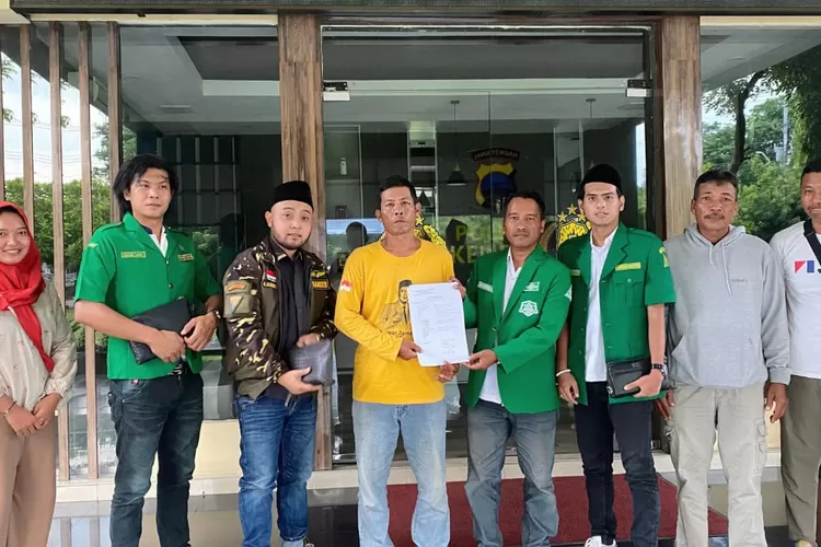 Perwakilan LBH Ansor Jawa Tengan dan korban penganiayaan usai lapor ke Polres Kendal.  (dokumen)