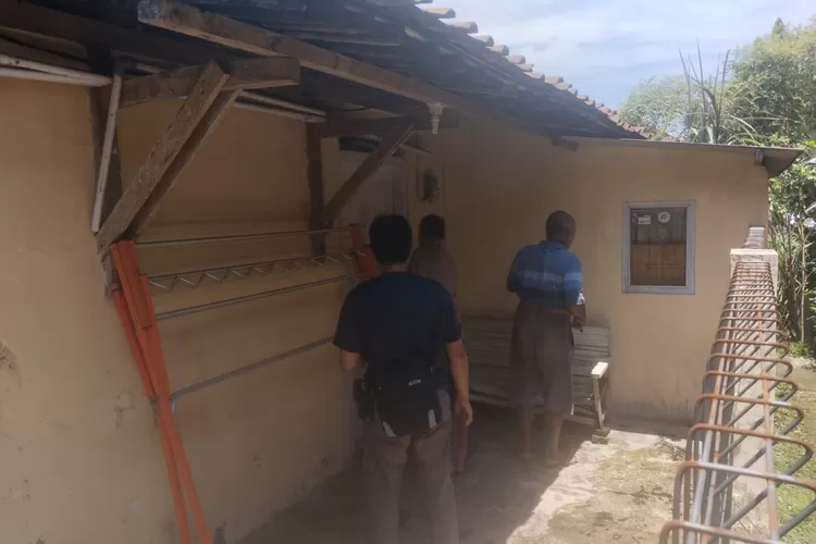 Polisi saat mencoba masuk ke dalam rumah korban.  (dokumen)